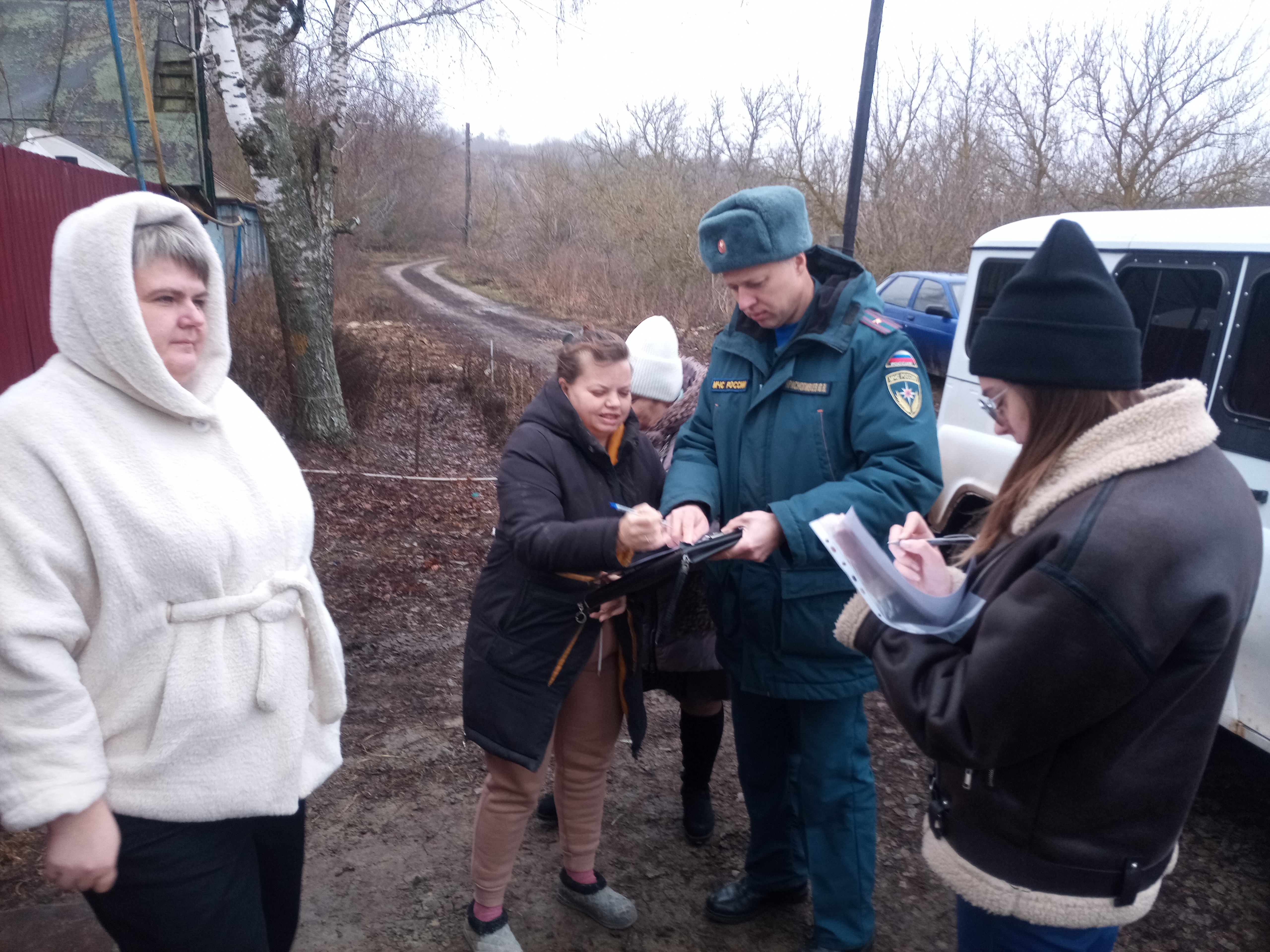 Сотрудники МЧС продолжают проводить профилактические обходы по многодетным семьям.