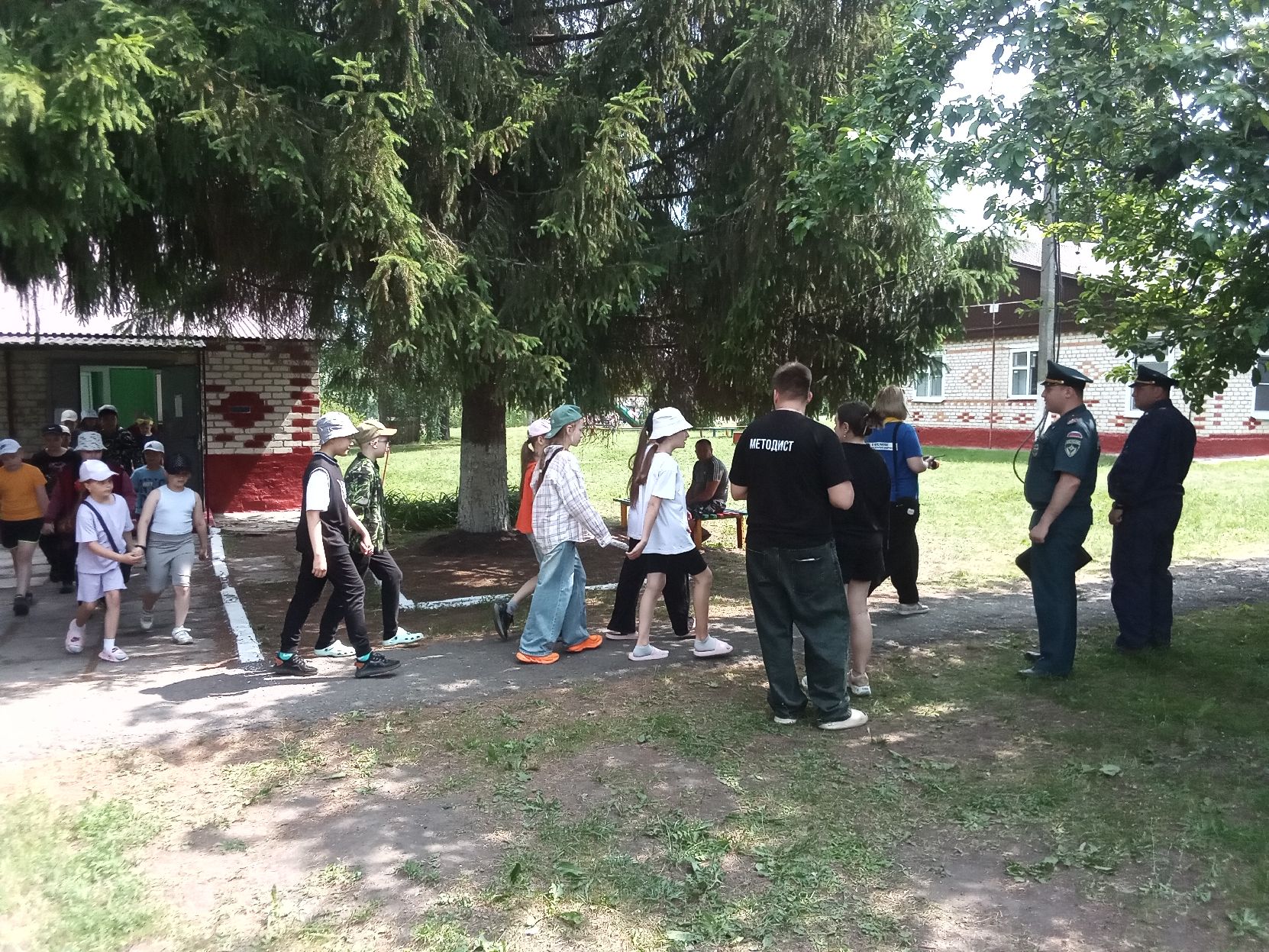 Сотрудники пожарного надзора проводят занятия в детских оздоровительных лагерях.