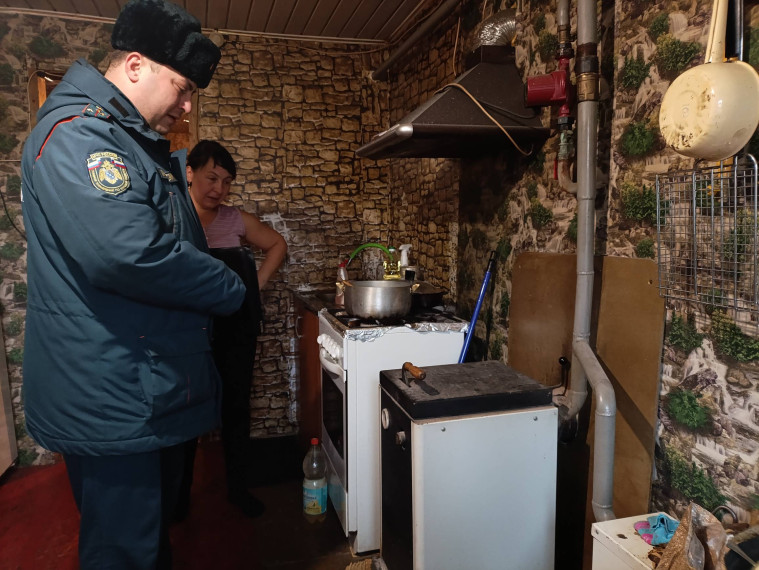 Сотрудники МЧС проводят профилактическую работу в жилом секторе для снижения пожаров. Сотрудники МЧС проводят профилактическую работу в жилом секторе для снижения пожаров.
